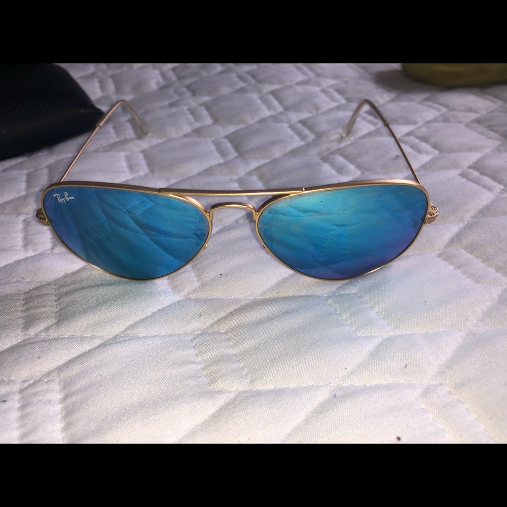 Mirrored blue aviator raybans